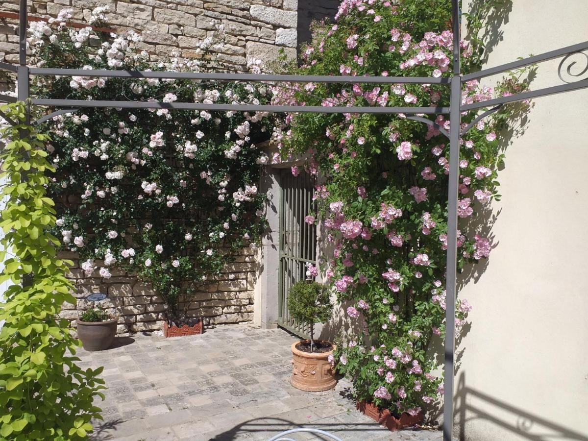 Ancien Domain "Le Petit Bonheur" Apartment Tailly Exterior photo