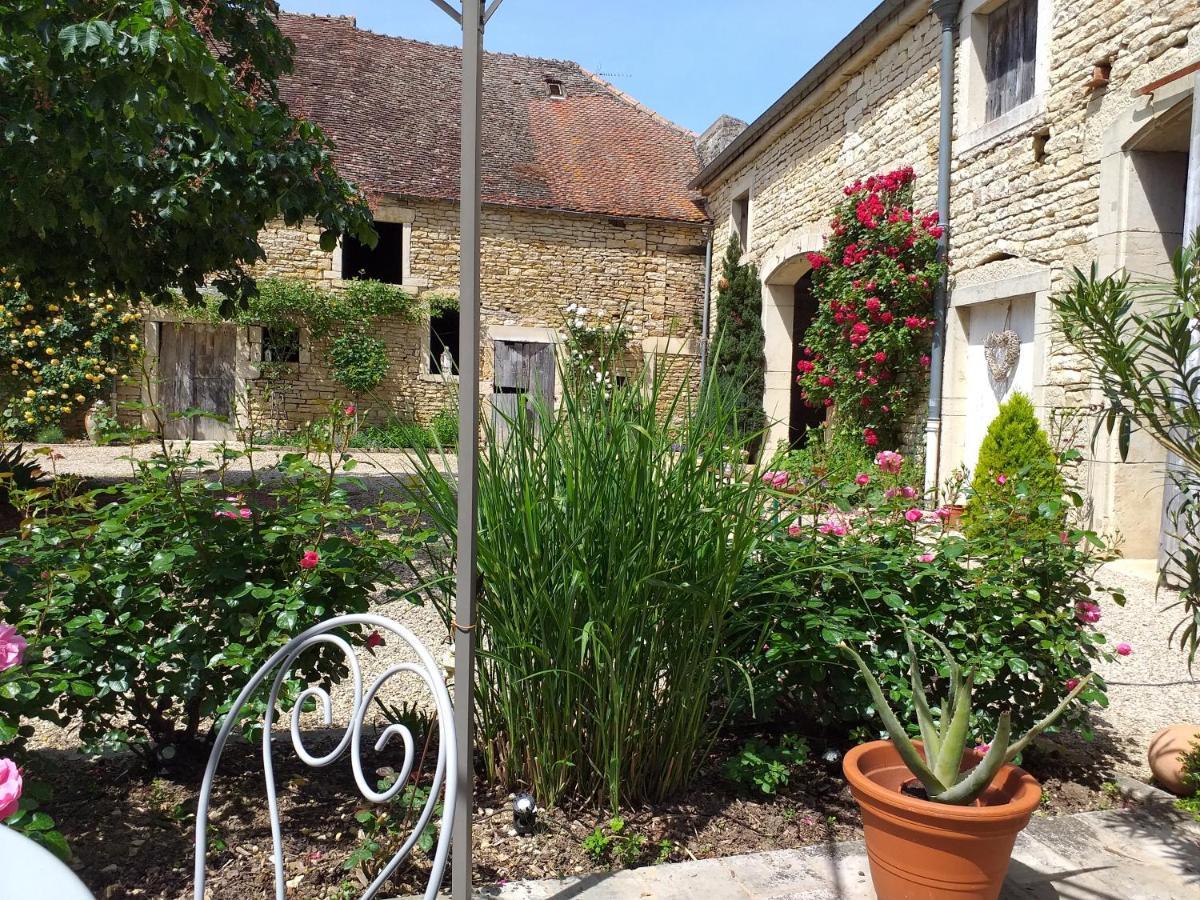 Ancien Domain "Le Petit Bonheur" Apartment Tailly Exterior photo